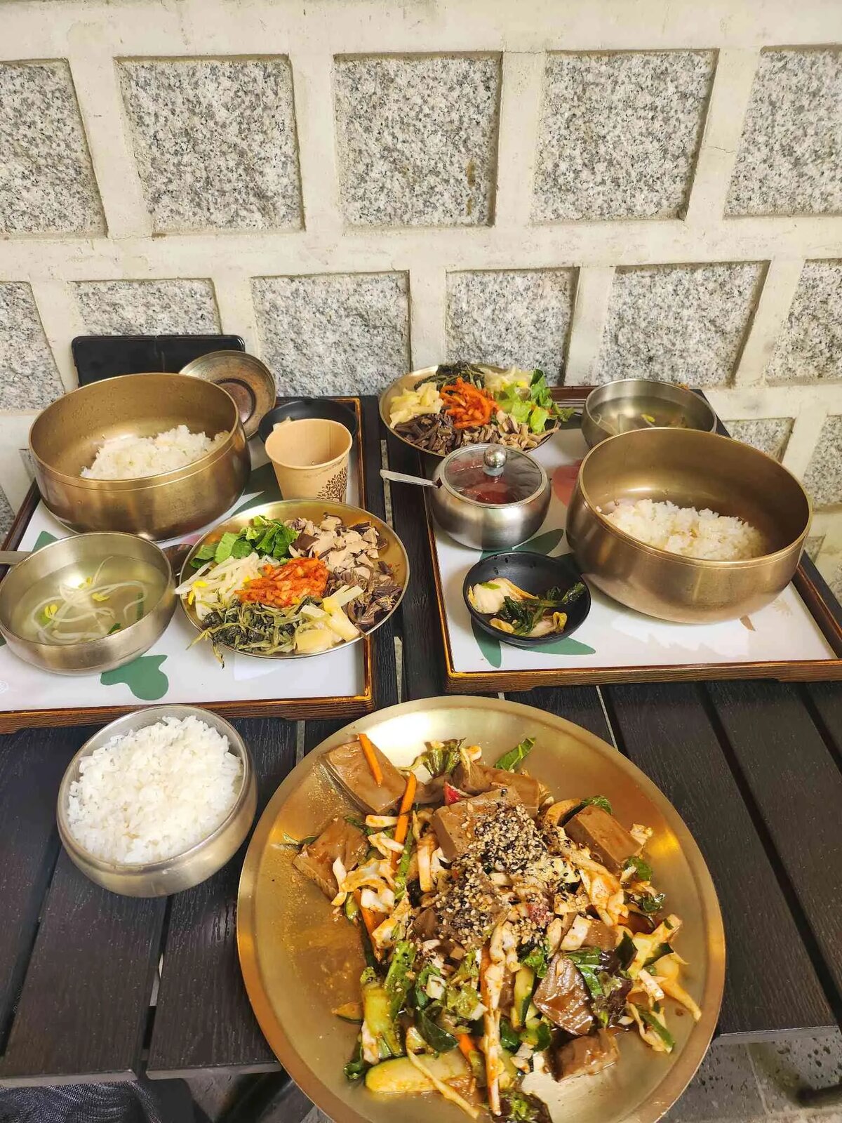 놋그릇에 담긴 산채비빔밥 한 상 차림