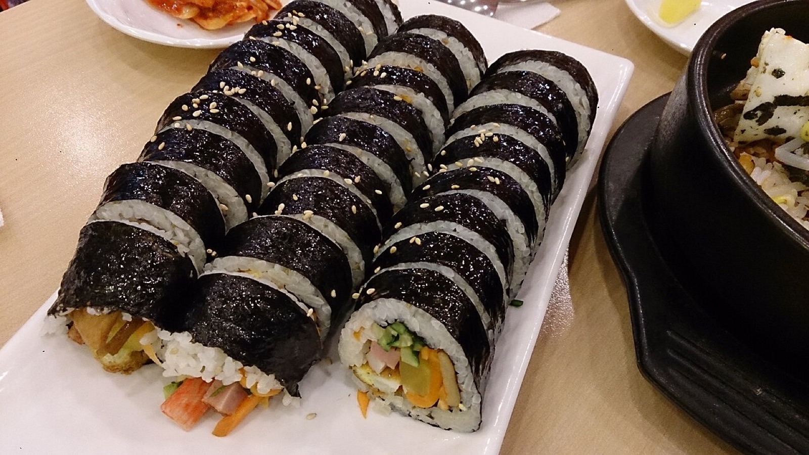 썰어 놓은 김밥
