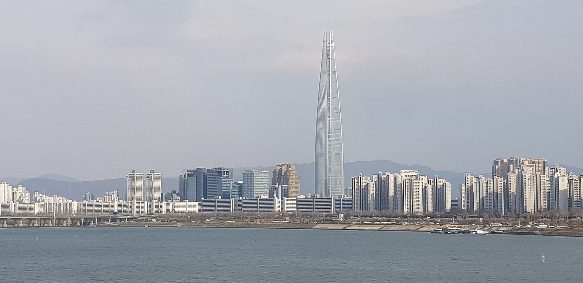 롯데월드타워 외부 전체 모습