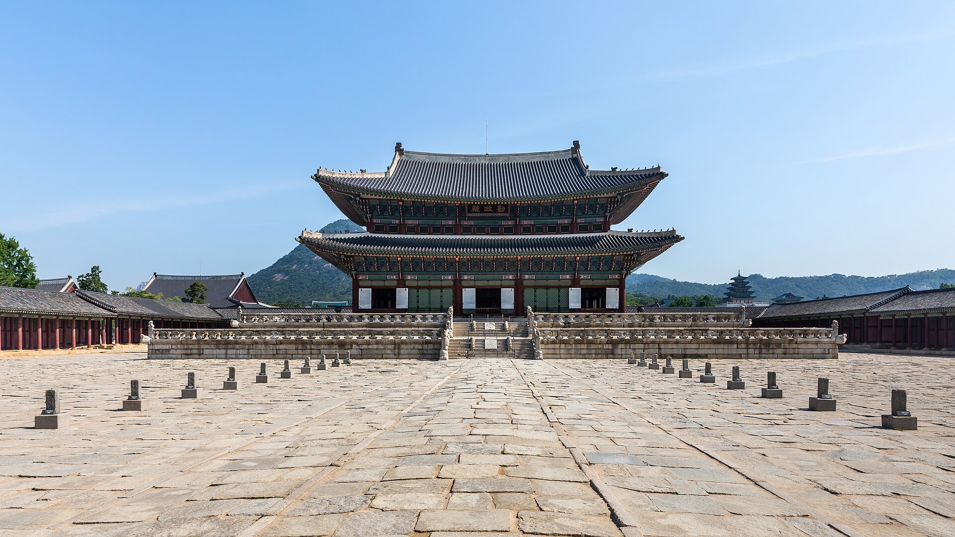 근정전 마당과 돌기둥 전체 모습