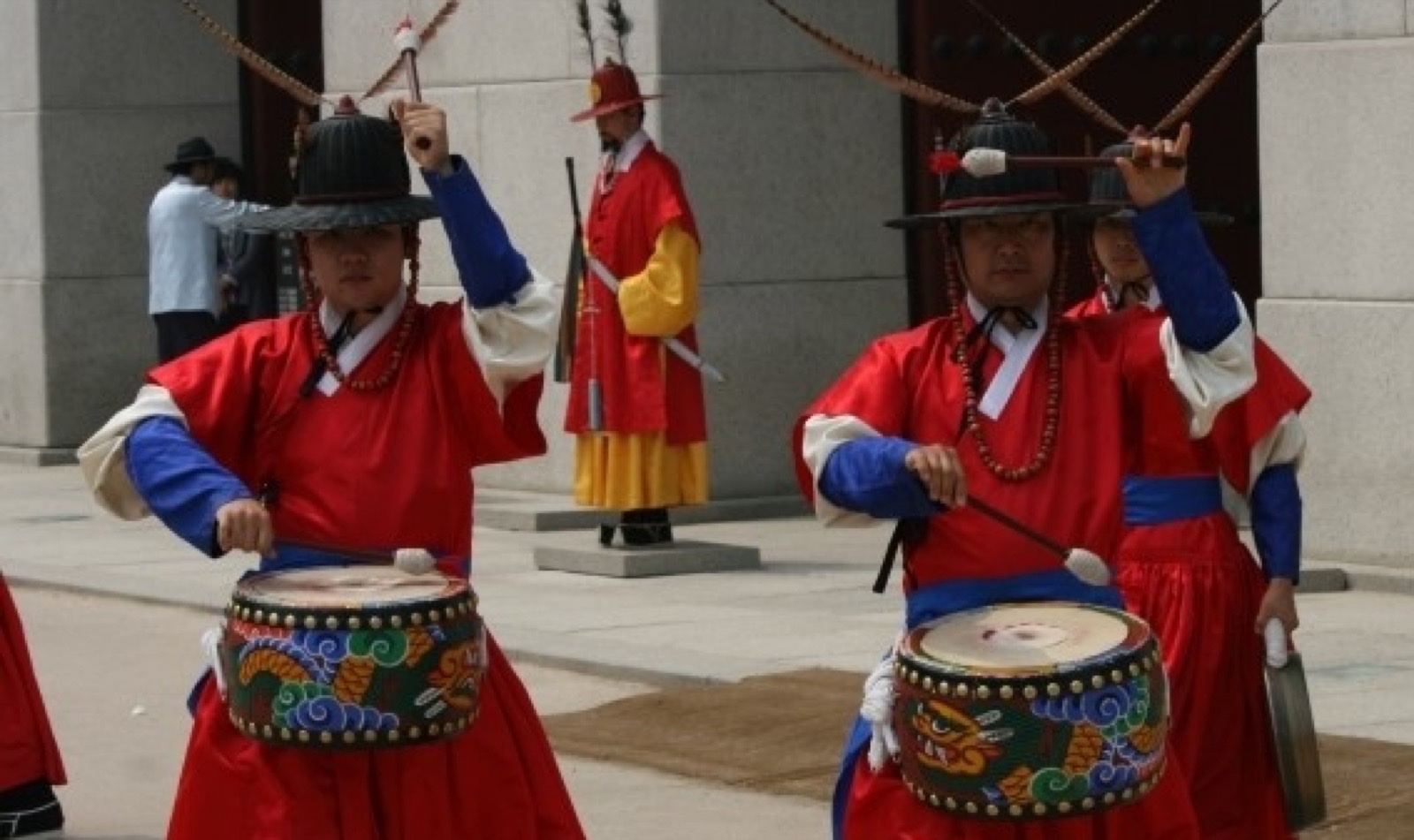 교대의식 취타대 북 치는 모습