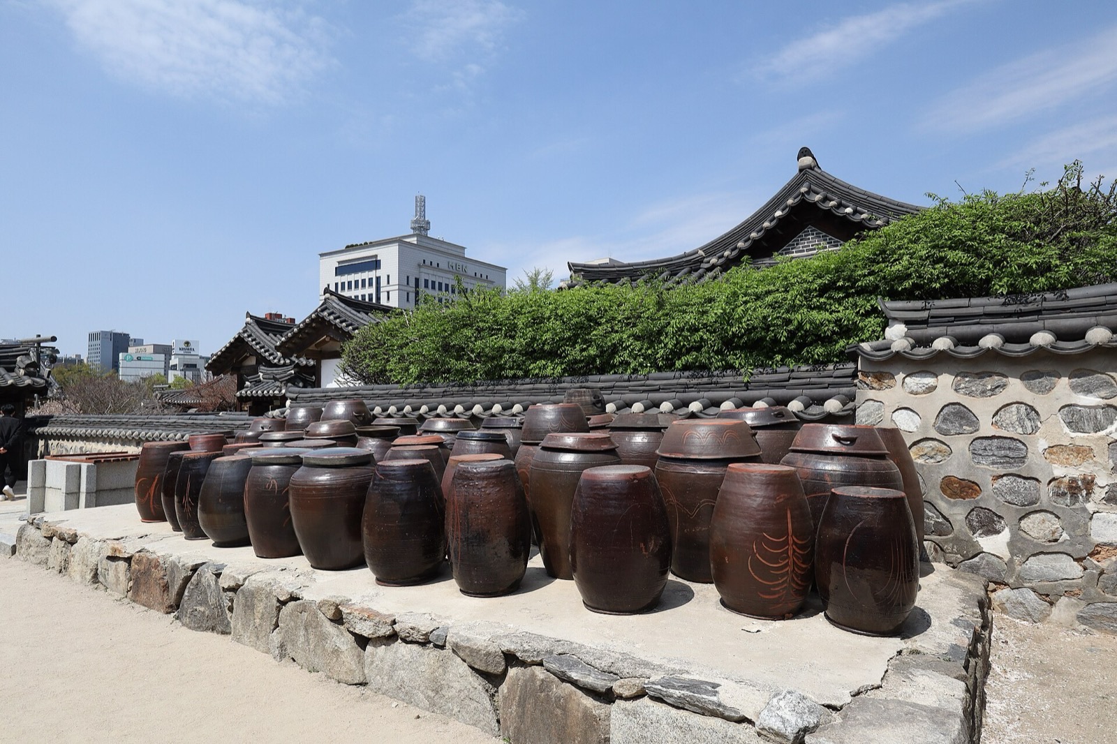 남산골한옥마을 한옥과 장독대