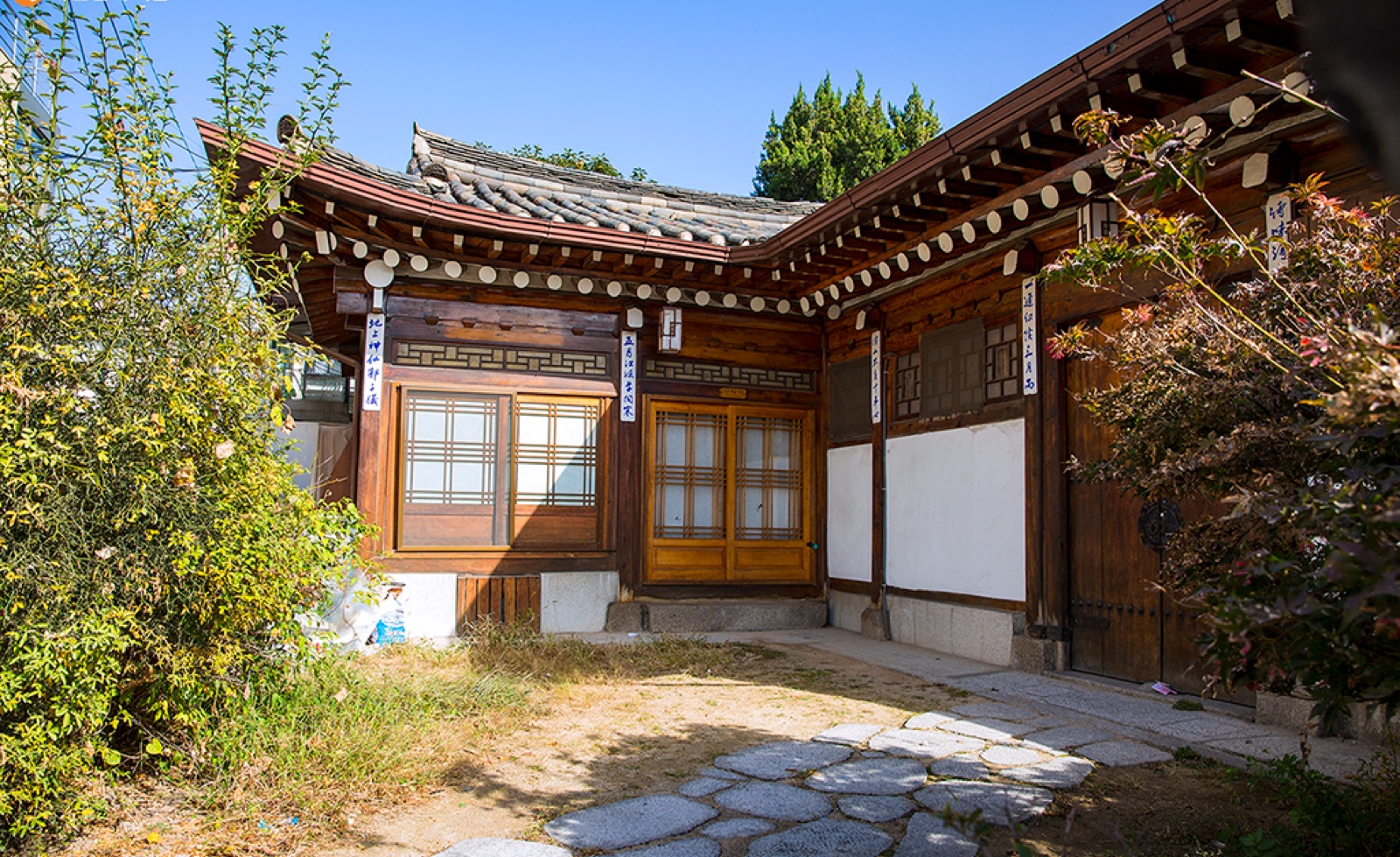 한옥 마당의 돌길