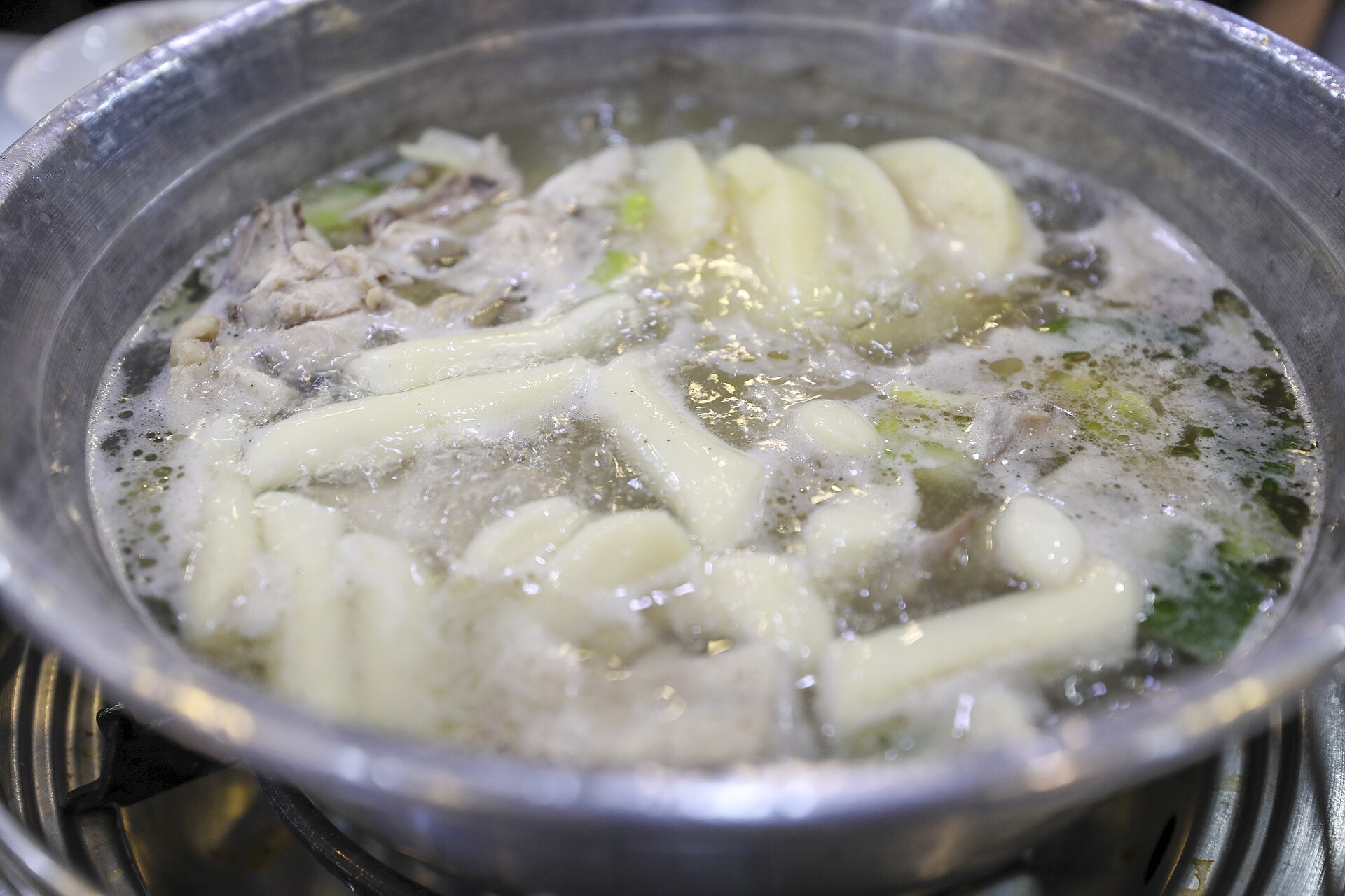 닭한마리 국물과 닭고기 클로즈업