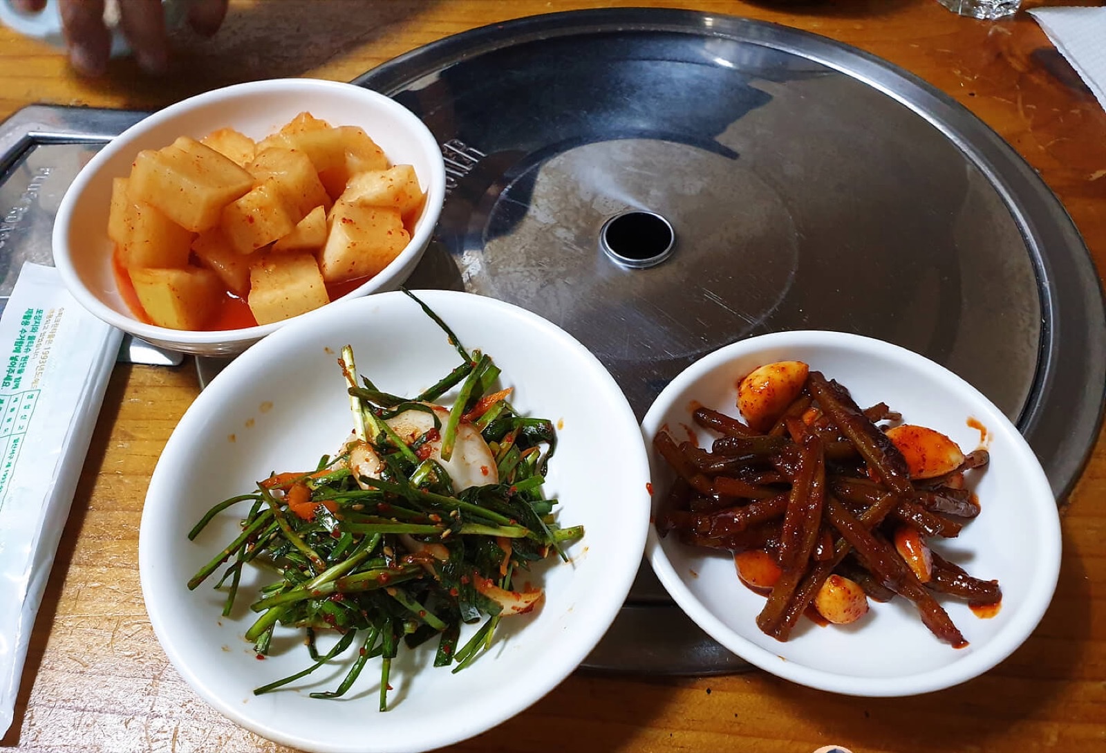 깍두기와 나물 반찬 세 접시