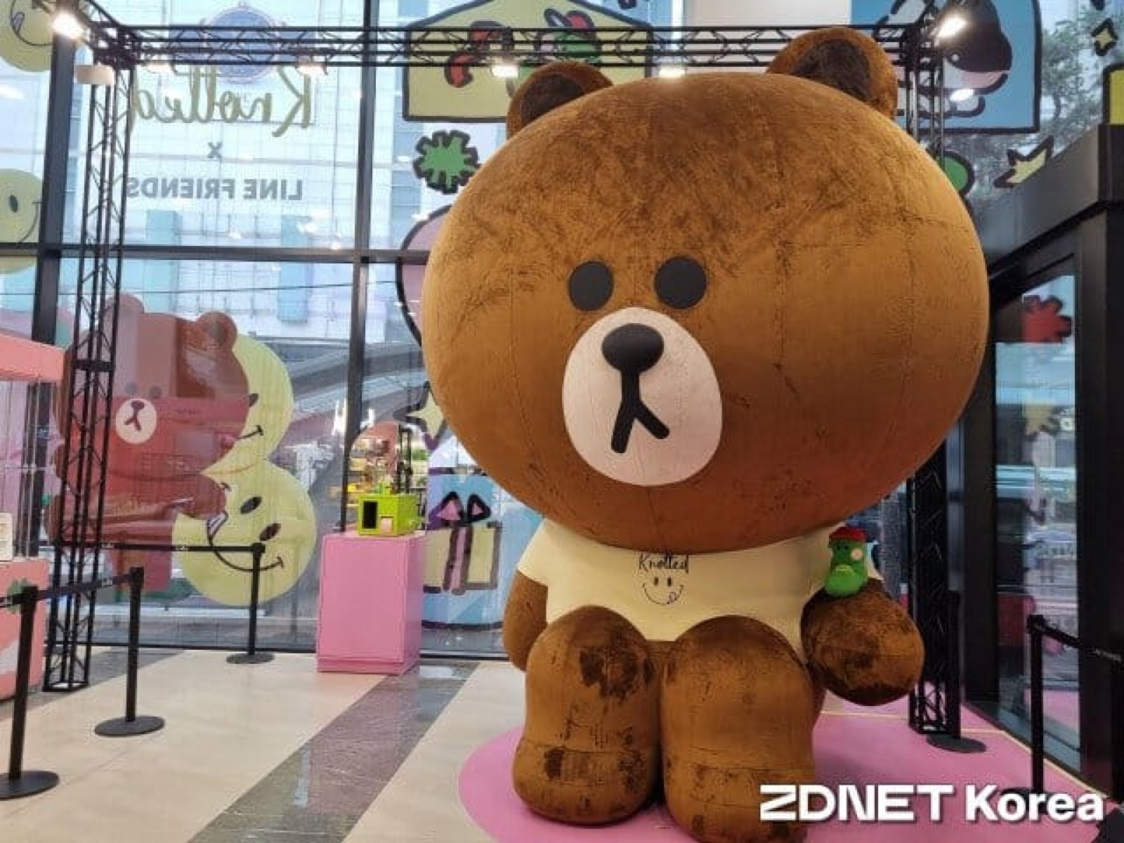 라인프렌즈 명동 매장 입구의 커다란 브라운