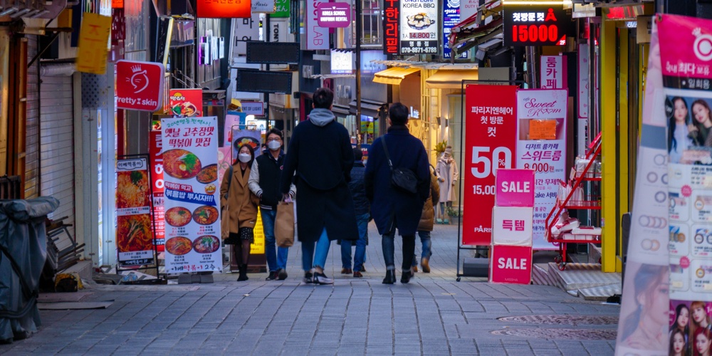 가게가 늘어선 명동 골목과 오가는 사람들