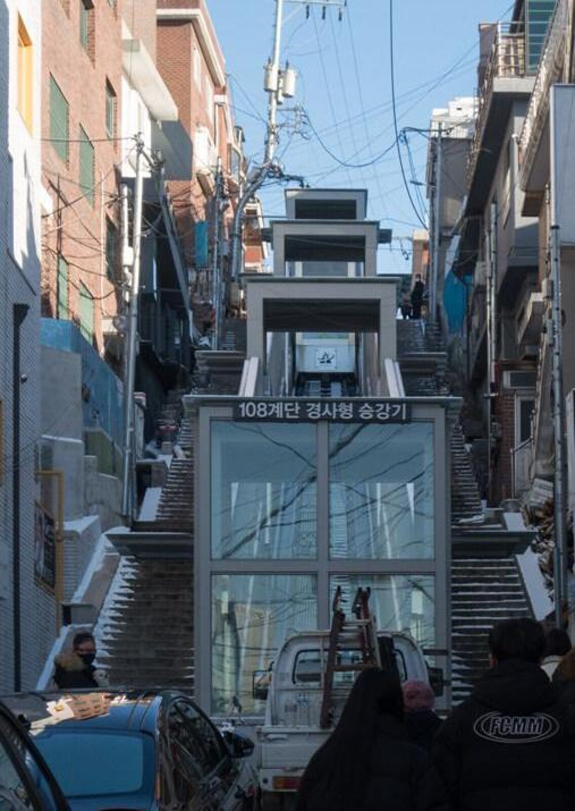 계단 가운데 놓인 108계단 경사형 승강기
