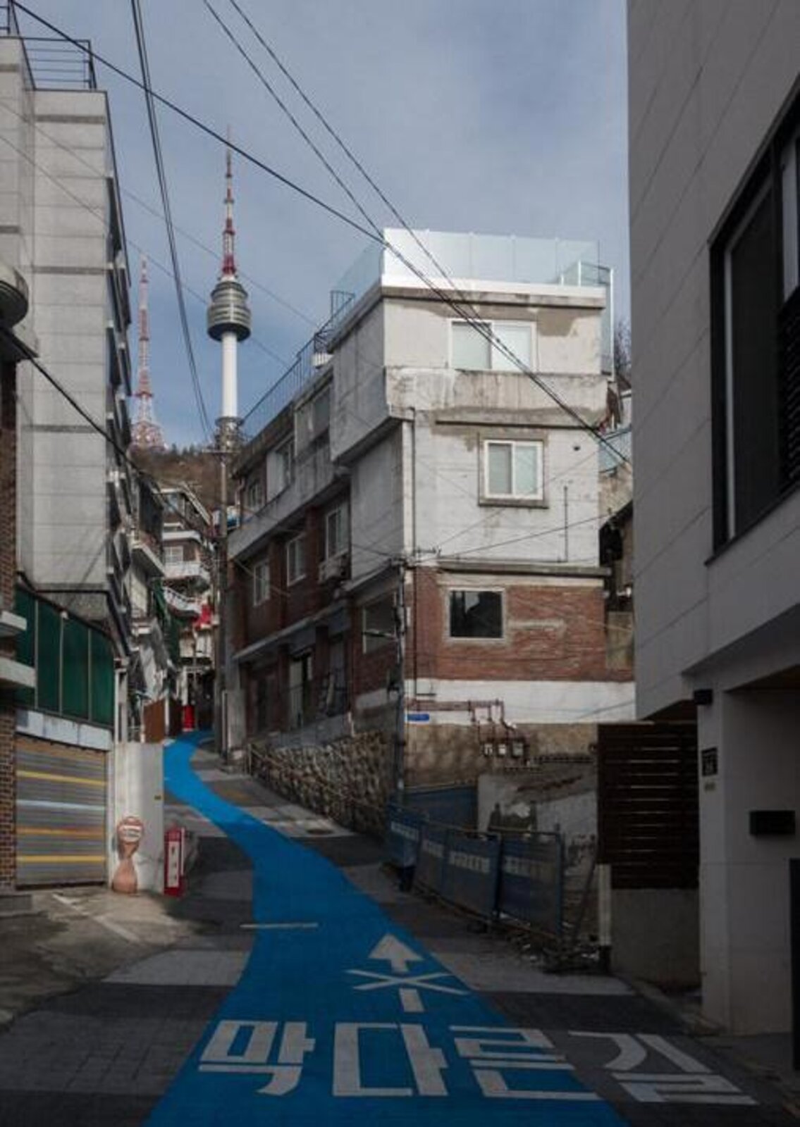 좁은 후암동 골목 사이로 멀리 보이는 서울타워