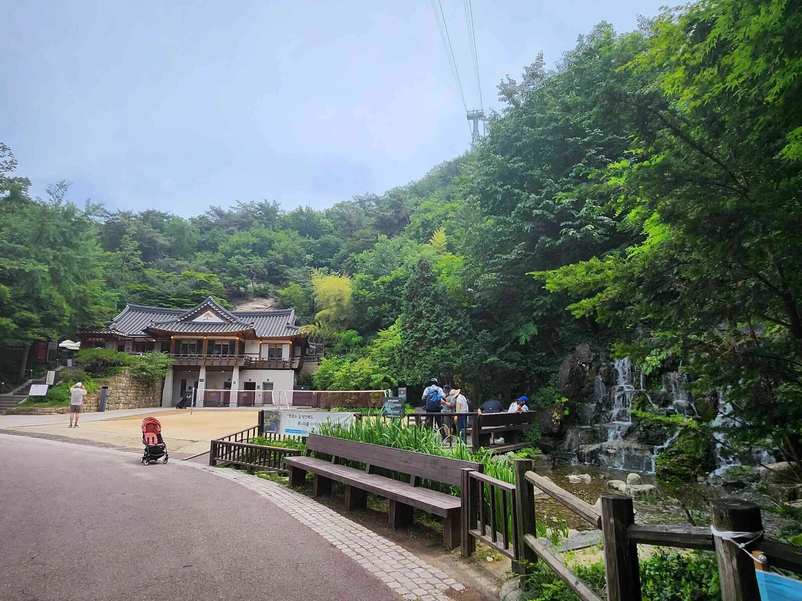 목멱산방 한옥 건물과 연못, 폭포가 보이는 전체 모습