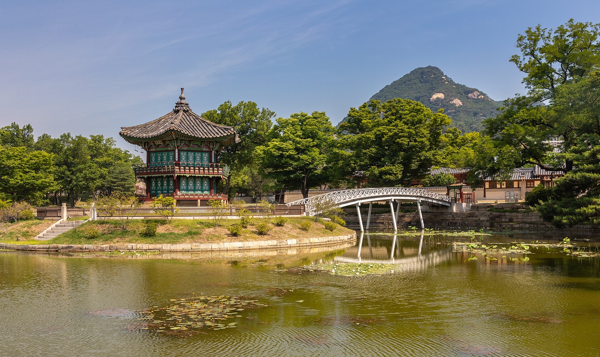 향원정과 다리 전체 모습