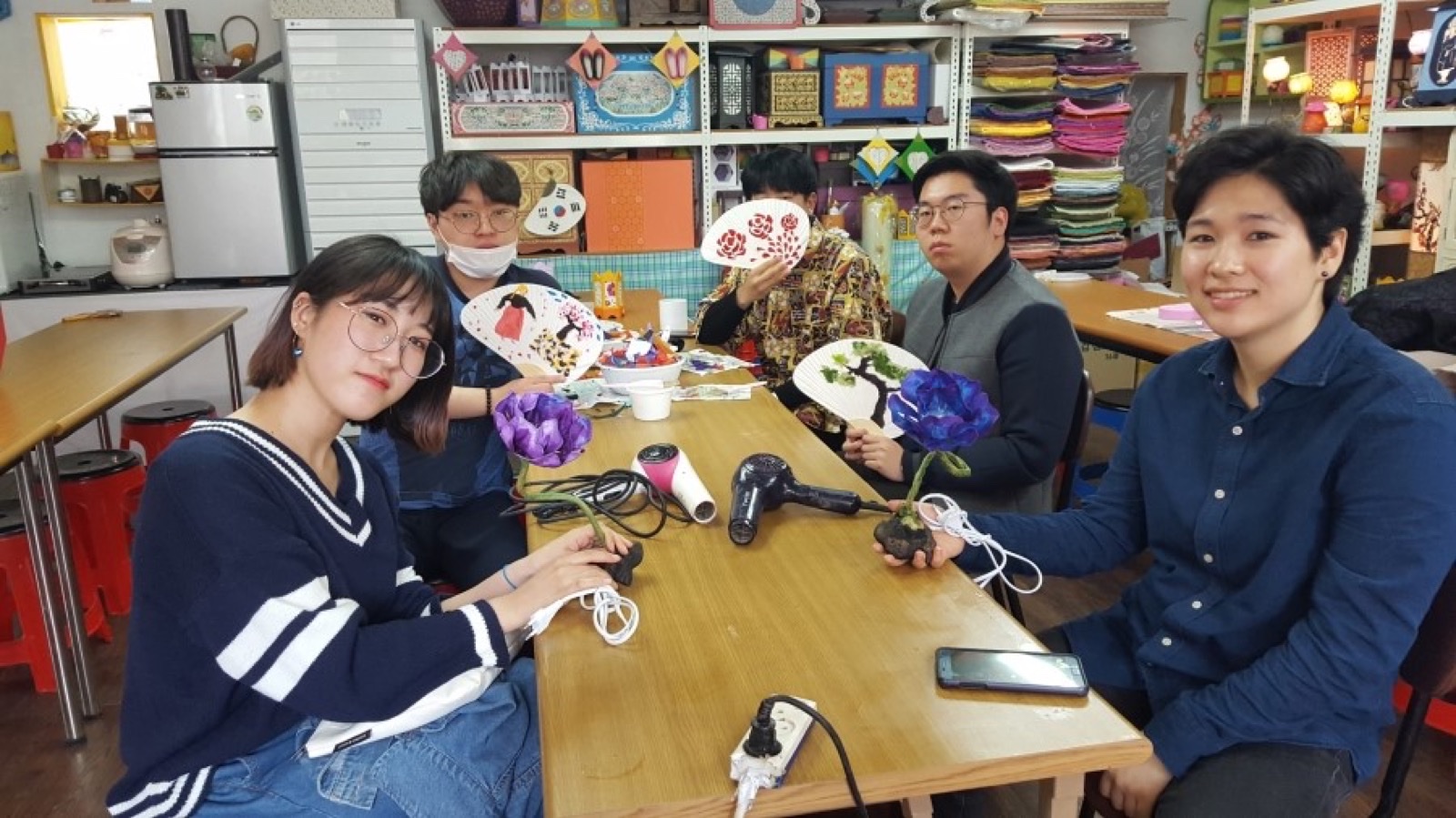 한지 공방 안에서 수업 받는 사람들