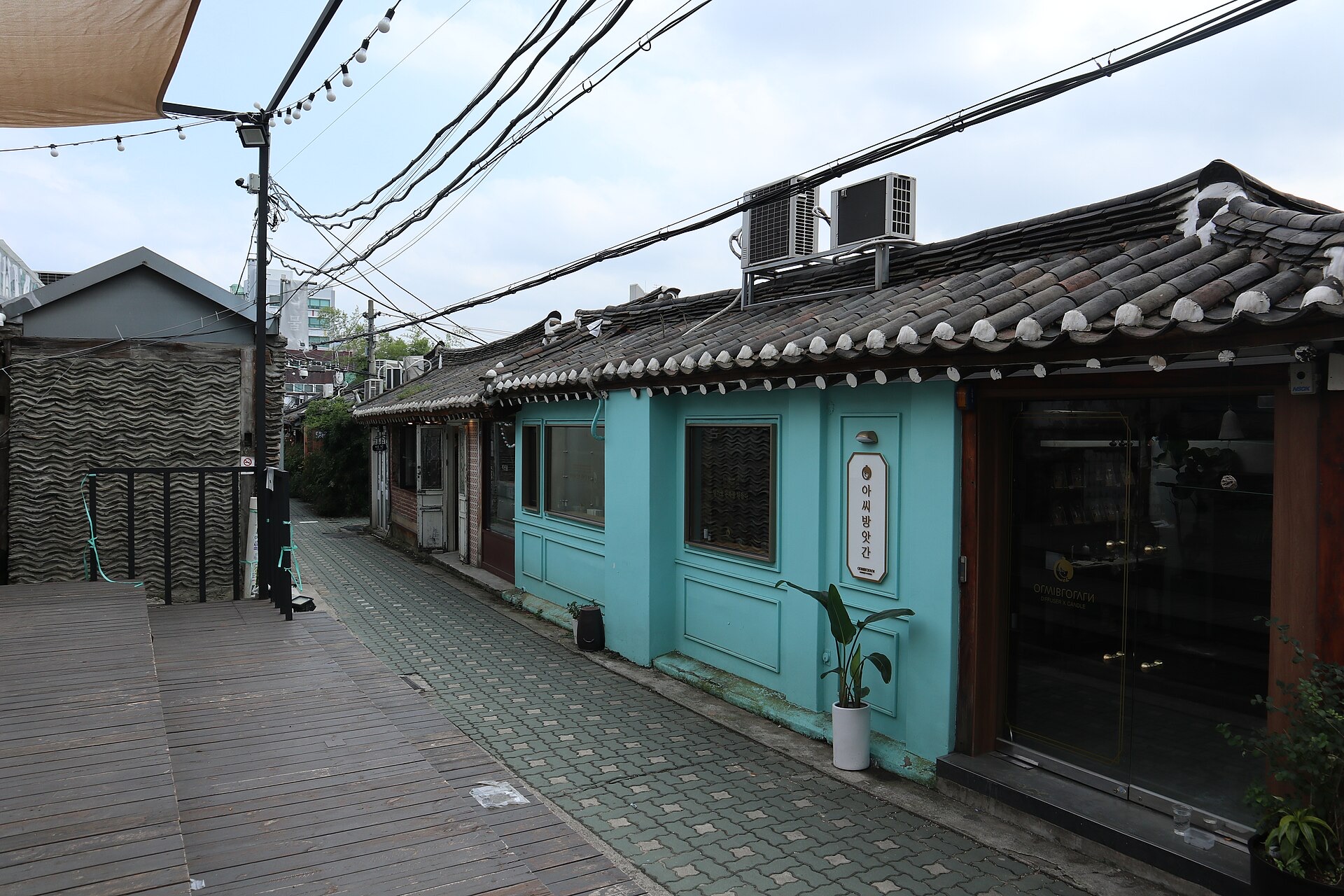 한옥을 개조한 익선동 카페들