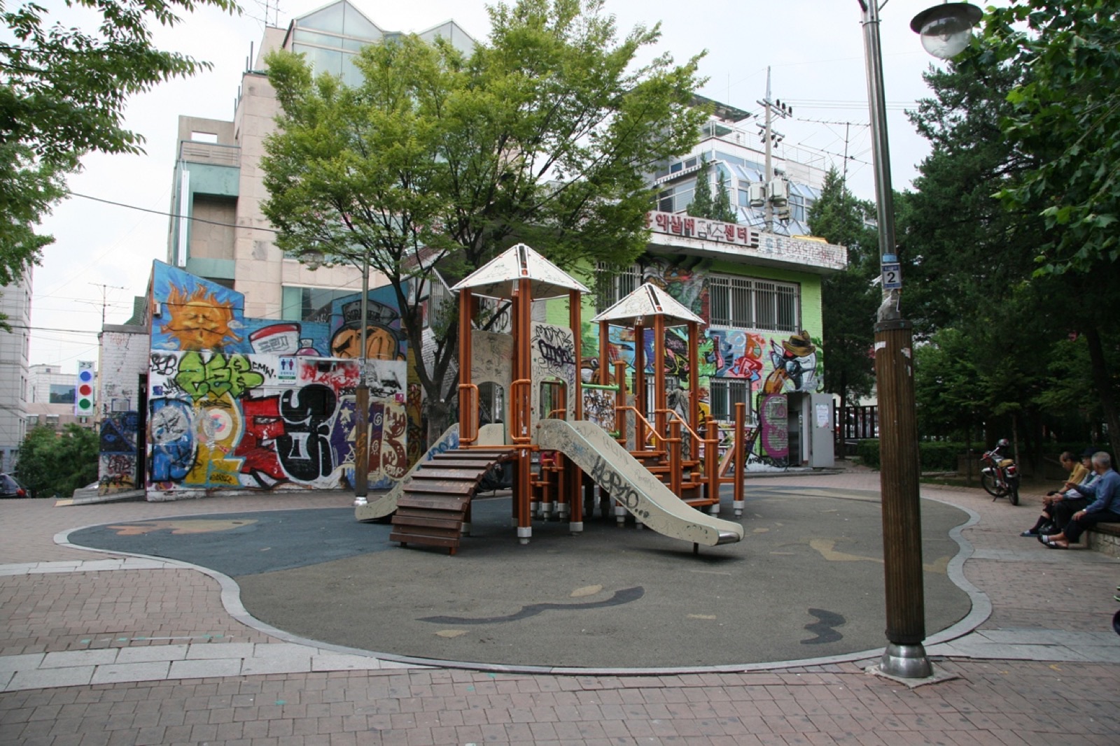 알록달록한 벽화로 둘러싸인 홍대 놀이터