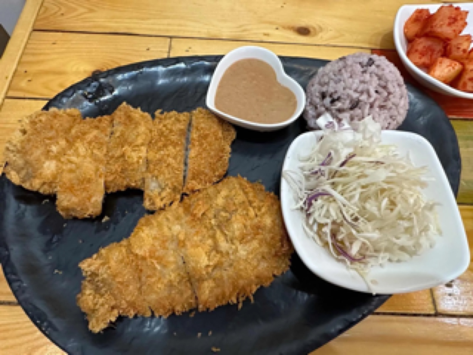 돈까스와 밑반찬이 담긴 접시