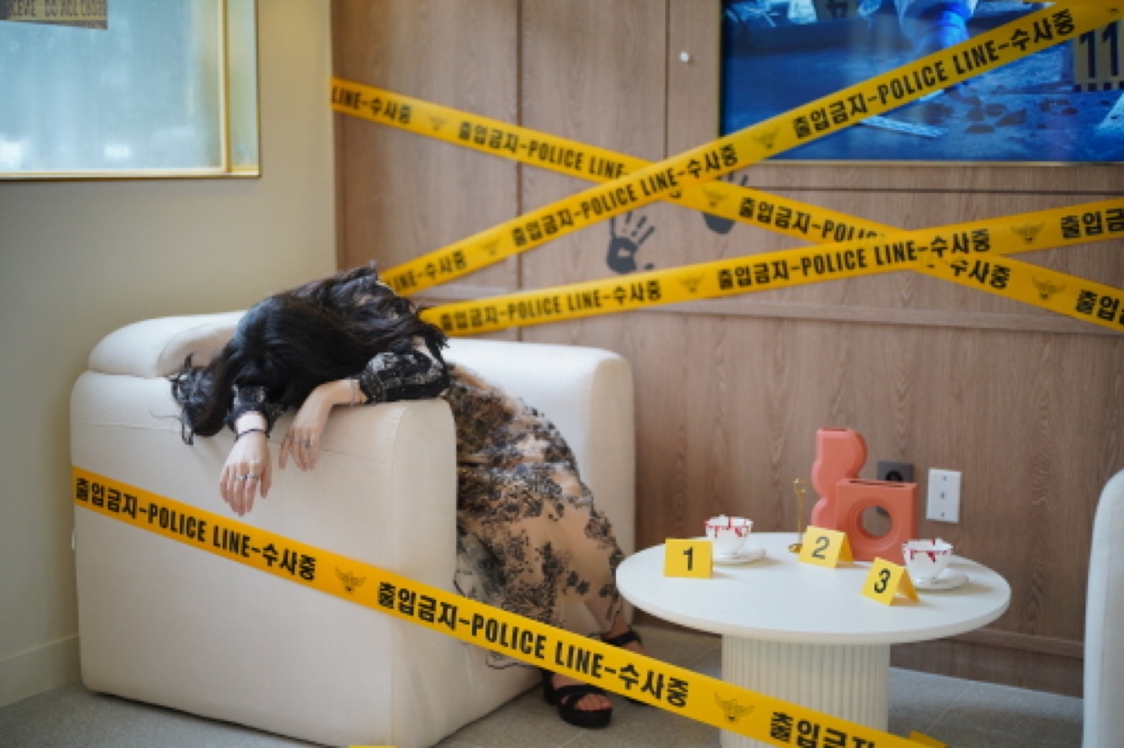 노란 폴리스라인이 쳐진 테마 방