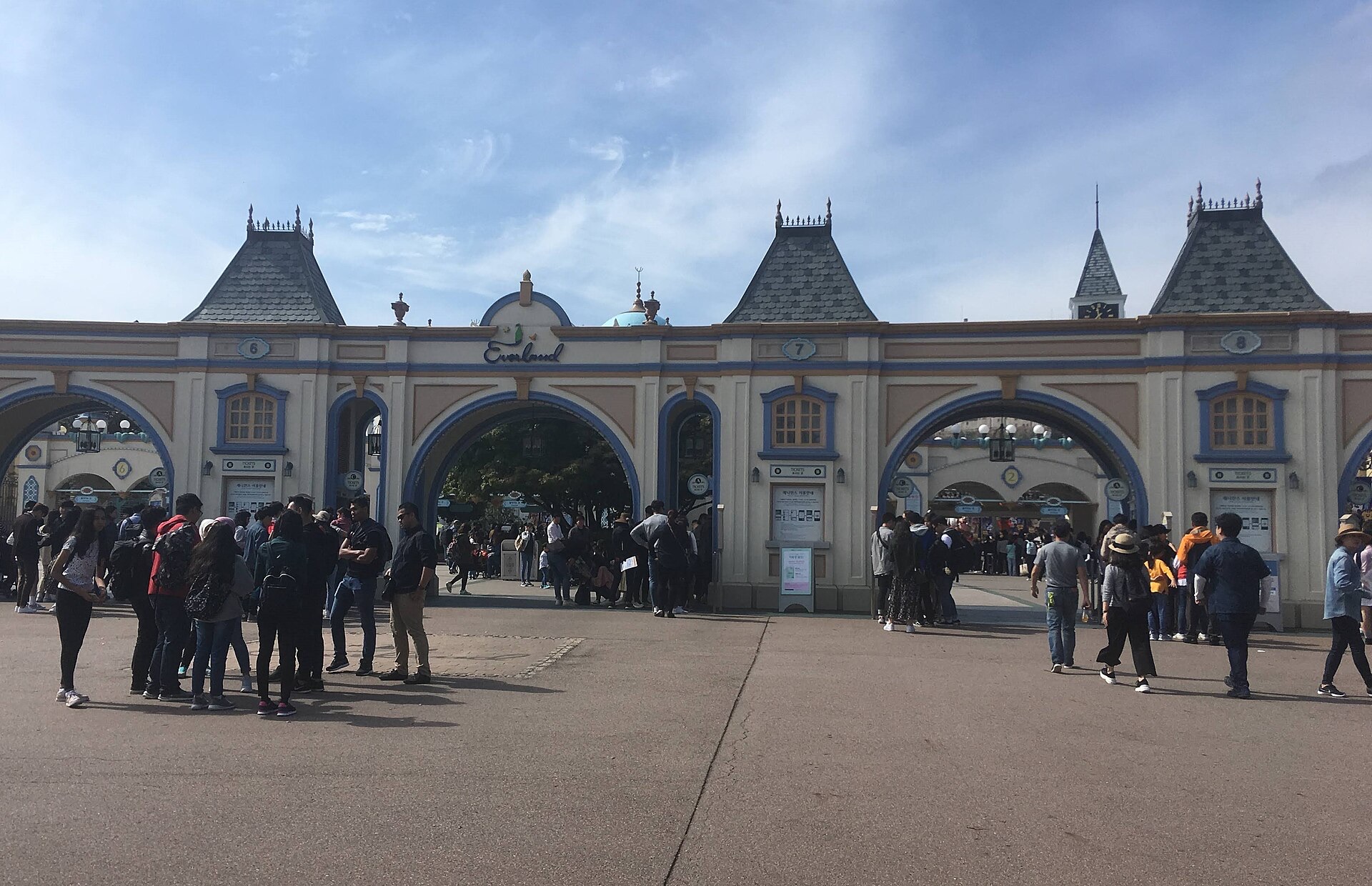 에버랜드 정문 전체 모습