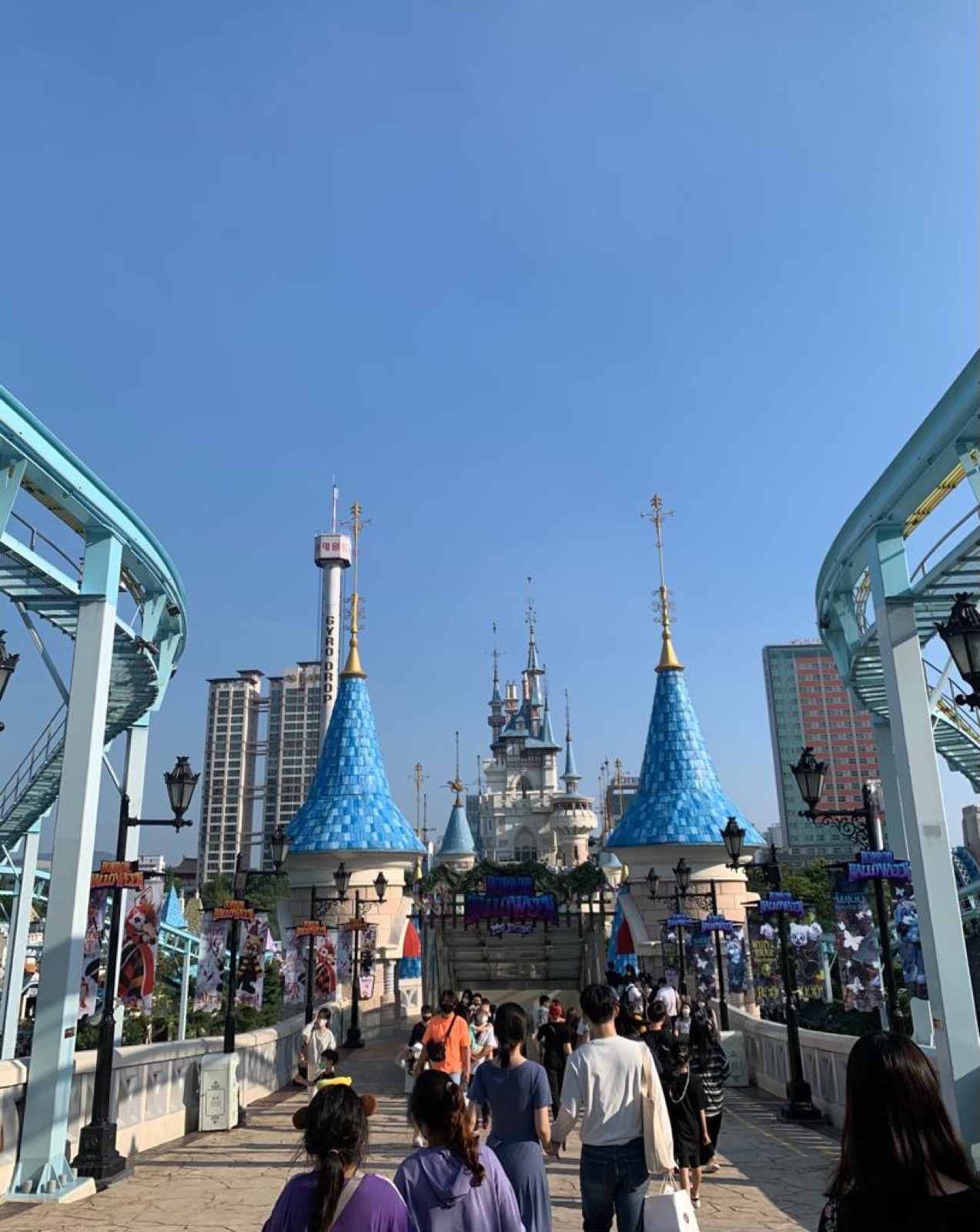 다리 위에서 본 매직아일랜드 성 입구