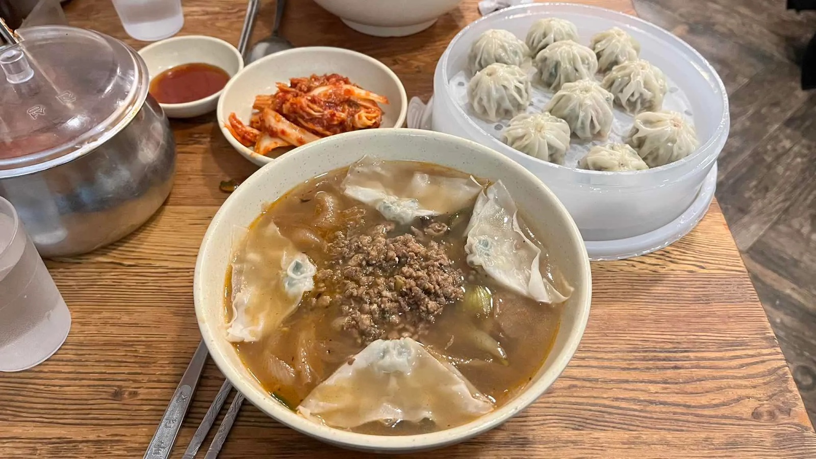 칼국수와 만두, 김치가 차려진 상