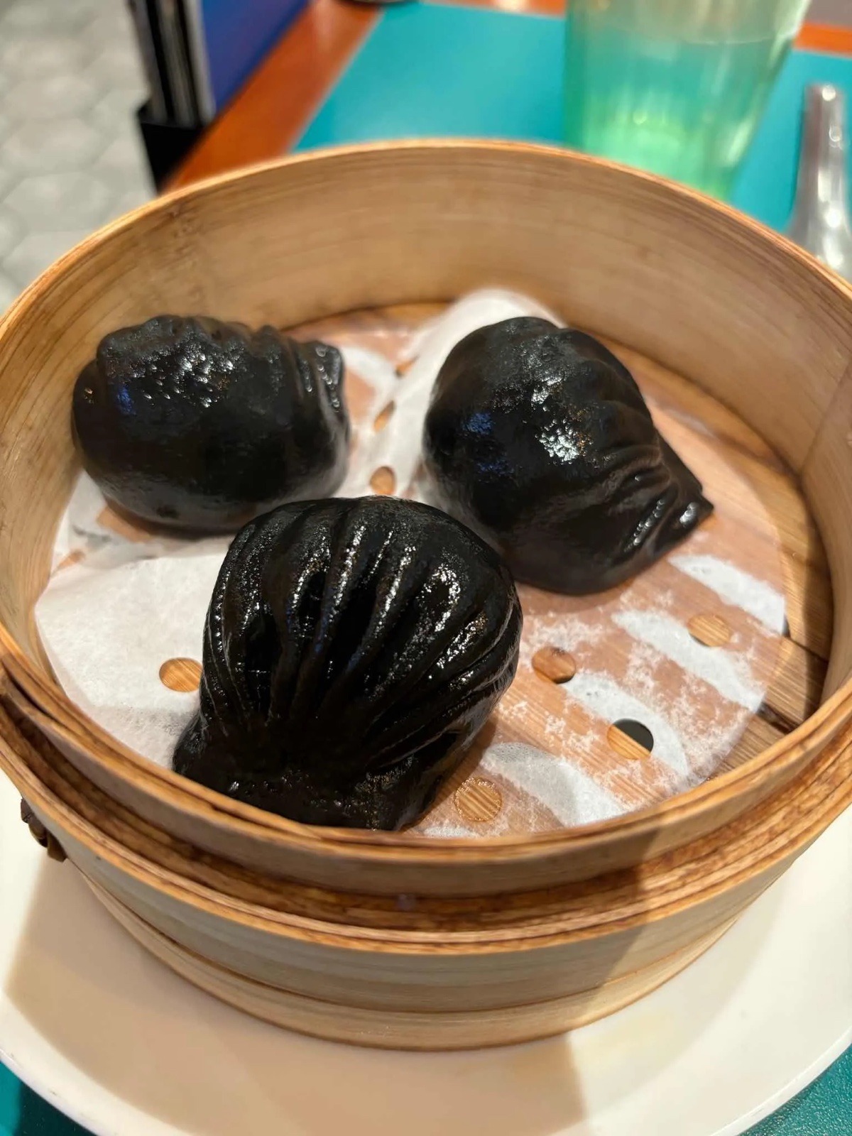 찜통에 담긴 초록빛 속이 보이는 만두