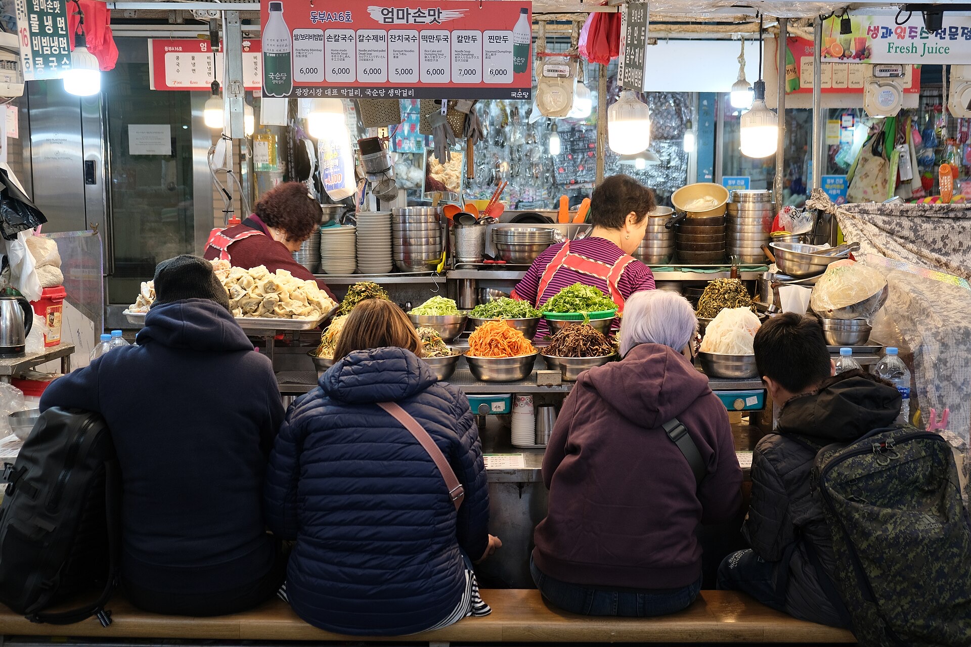동대문 시장 골목 반찬 가게 모습