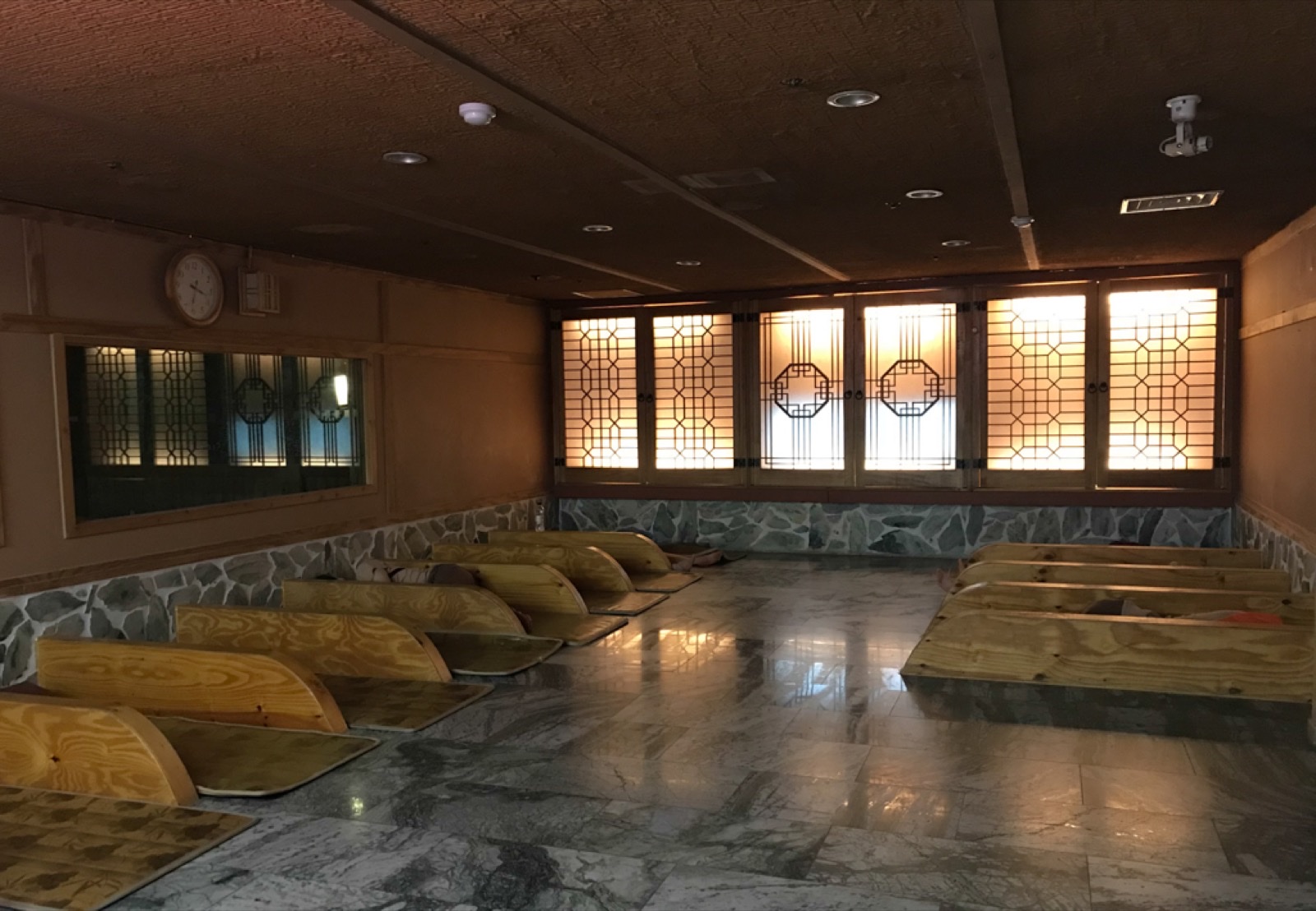 황금빛 뜨거운 돌방에서 쉬는 사람들