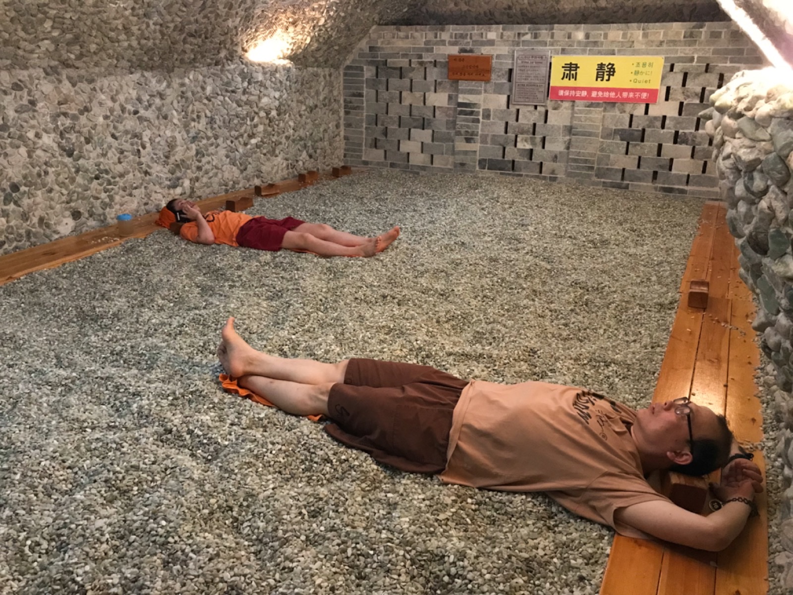 자갈 바닥 조용한 방에서 누워 쉬는 모습