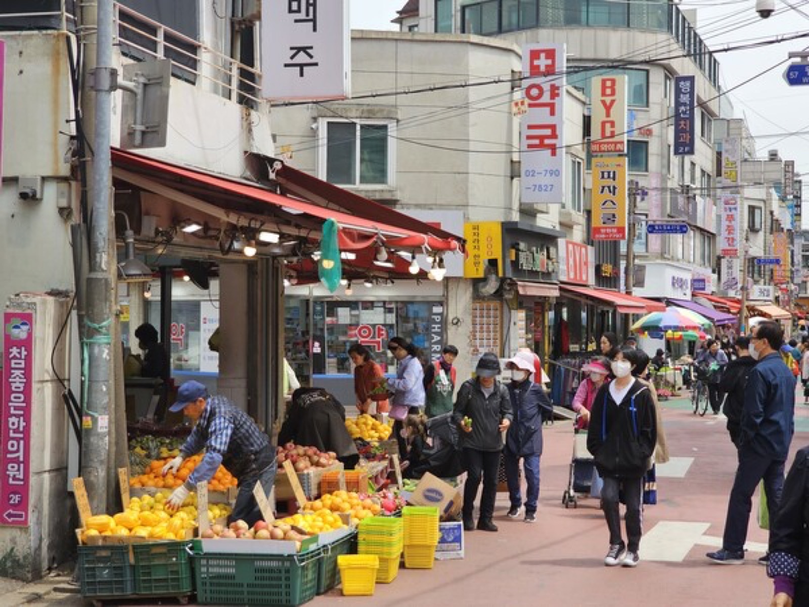망원시장 입구 바깥 과일 가게와 사람들