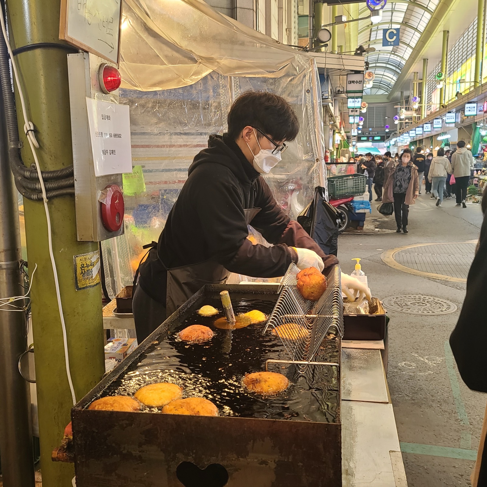 호떡 아저씨가 철판에서 호떡을 부치는 모습